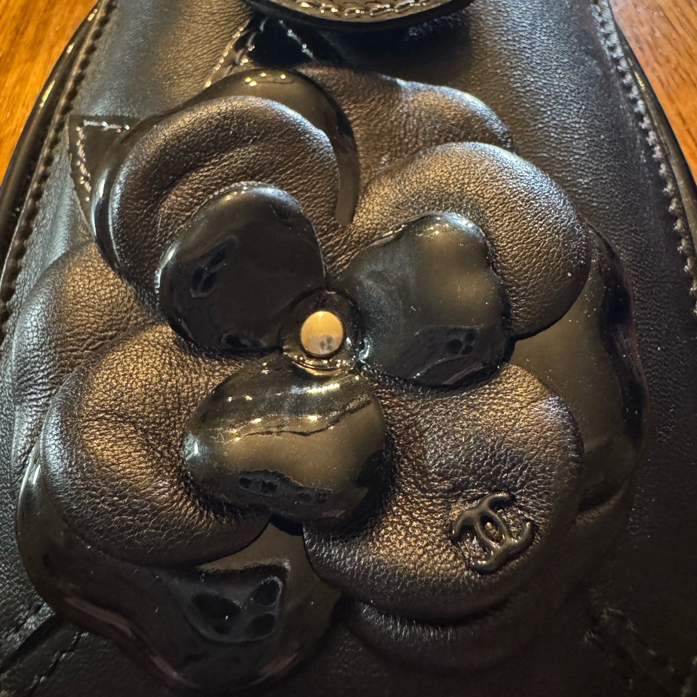 Authentic Chanel Lambskin Patent Calfskin Camellia Flower Phone Case Black - Picture 3 of 6